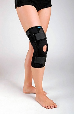 Knee brace with cross traction